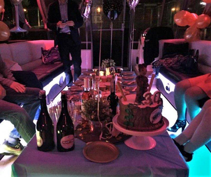 Stół urodzinowy z tortem na pokładzie Party Boat