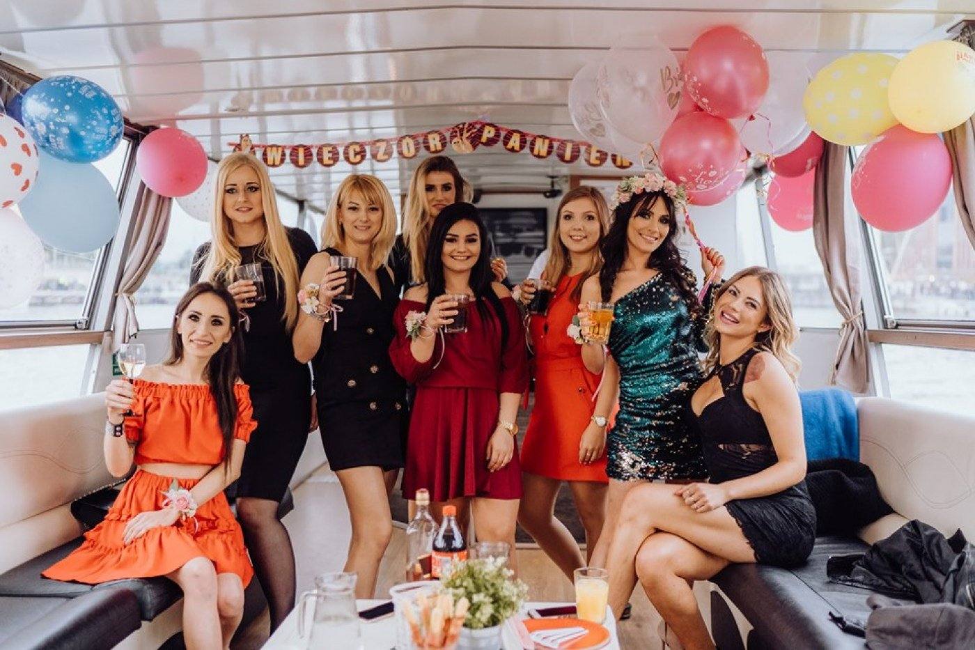 Wieczór panieński w kabinie Party Boat z balonami i dekoracjami